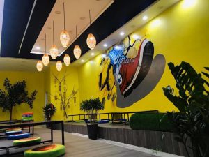 Trang trí quán ăn vặt đơn giản với tranh tường